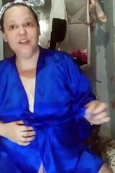 Genç kız kaslı ve bacaklı sevgilisi dildo emiyor ve sikişiyor
