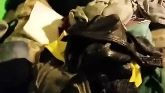 Gece yarısı sikişiyor. Kalın götlü beyaz kız