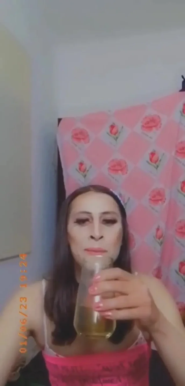 Kadın kılıklı kadın çişini içiyor