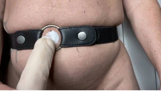 Everydeygrey sıkı bir kemer takan bir yapay penis ile göbek deliğini sikikleri