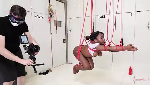 Bdsm güzellik bağlı ve yarak emiyor