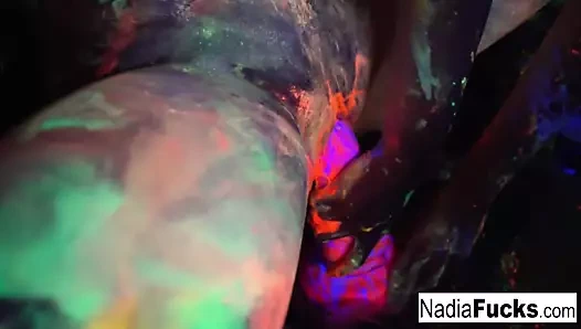 Esmer bebekler nadia ve ophelia renkli bir horoz emmek