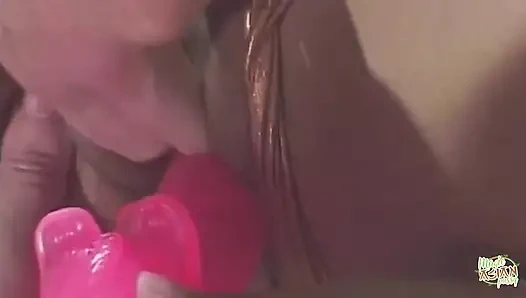Kızın sıkı bir kez basması o oyuncak üzerinde üstünlüğünü kanıtladı