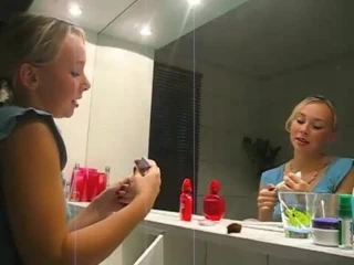 Küçük penis aşağılama tarafından sıcak sarışın Alman boyutu kraliçe