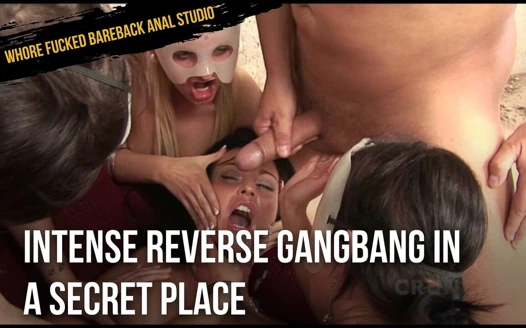 Gizli bir yerde yoğun ters grup seks