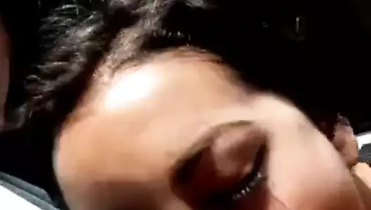 onu bir park yerinde emmek