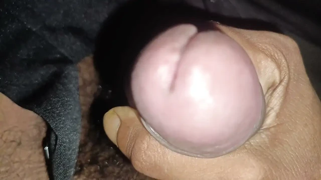 Genç çocuk gece mastürbasyon yaparken boşalıyor