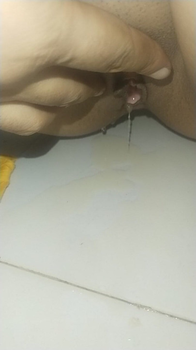 Bugün parmak atarken banyoyu mahvettim, işemem geldi