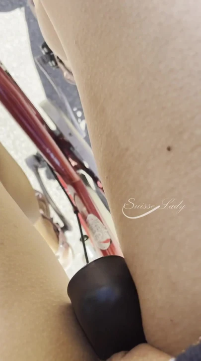 Скачка на моем велосипеде - это такое удовольствие для настоящей швейцарской любительницы и настоящей швейцарской милфы, настоящего швейцарского эксгибициониста