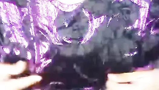 Hintli üniversiteli kız sulu ıslak amcığını parmaklıyor