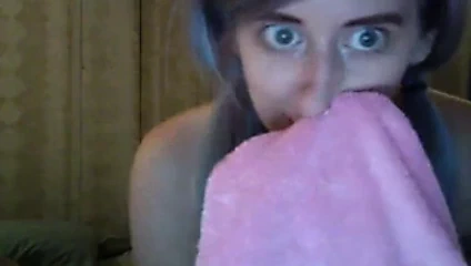 Mavi saçlı güzellik bir horoz sağıyor