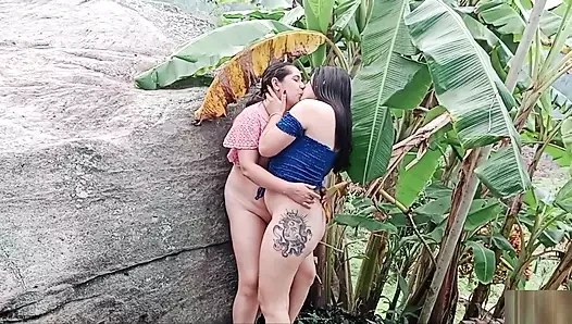 Amcığın neden bu kadar sulu? Üvey kız gel ve hepinizi yalıyorum - porno
