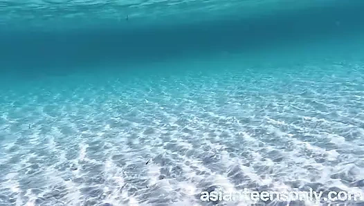 Asyalı tatlı kızın rüyasında yüzme ve seks