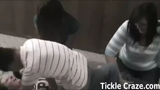 Gıdıklanmış bir güreş maçında üç kız