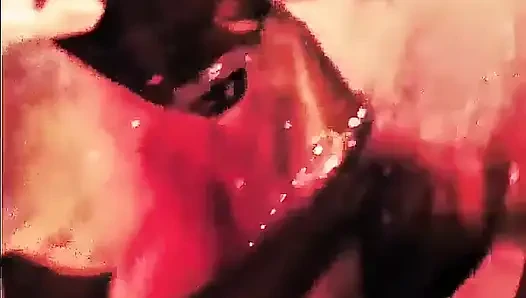 Duşta eğleniyorum, büyük yarağımı amında tadılıyorum büyük zenci yarağı orta yaşlı seksi kadın