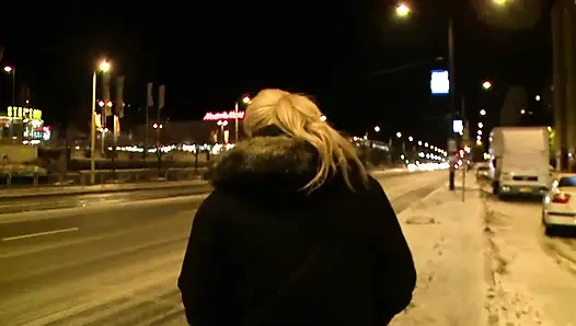 Seksi azgın sarışın bakış açısıyla açık havada yarağını emiyor