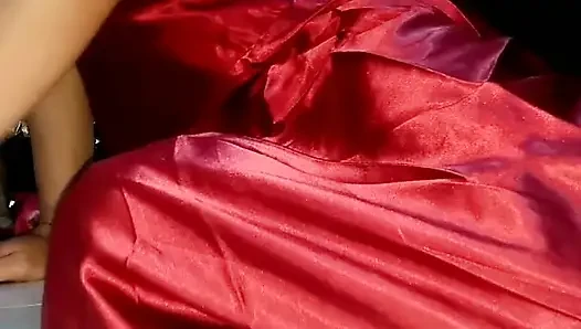 Titreye titreye kırmızı saten uzun elbiseye boşalıyor