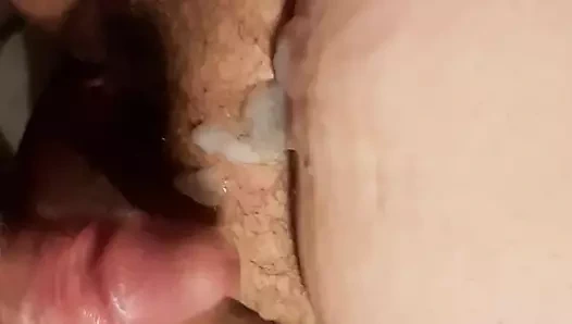 Evli kadın oyuncağını kullanıyor ve sonra kocasının yarağıyla sikiliyor, böylece karısının büyük karnına boşalıyor