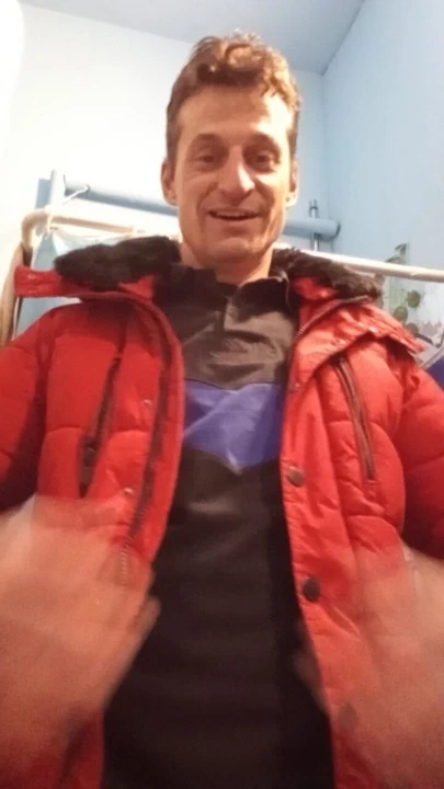 Biraz gülümseyen yüz