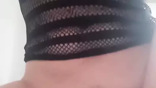 Üzerinde otururken bir oyuncakla kendimi sikiyorum