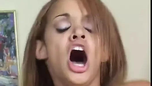 Tyra banxxx güzel bir yarağı emiyor ve taşaklarını yalıyor