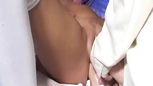 Olgun sarışın orta yaşlı seksi kadın parmaklanıyor ve çift dildo yiyor