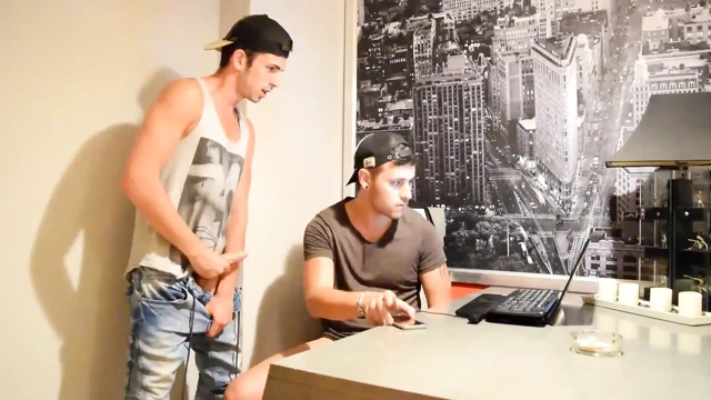 Onu mastürbasyon yaparken yakalıyorum ve poposunu kırıyorum