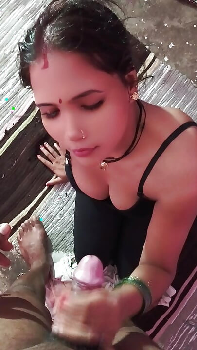 Seksi bebeğin amını yalıyor