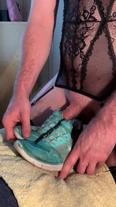 Любимую вонючую девушку в обуви трахнули