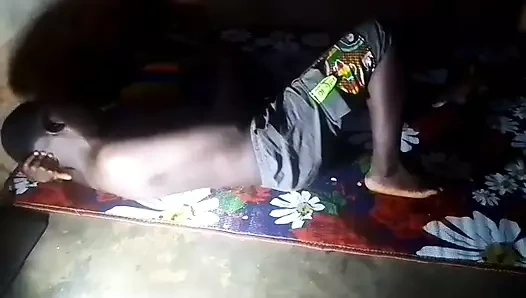 Mimi, köylü karanlıkta sikilmeyi seviyor