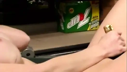 Хорошенькая суетливая блондинка трахается с большим хуем, сосет на рынке