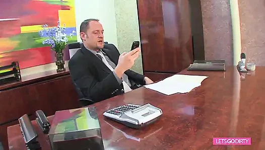 Orta yaşlı seksi sürtük iş görüşmesinde sert sikiliyor