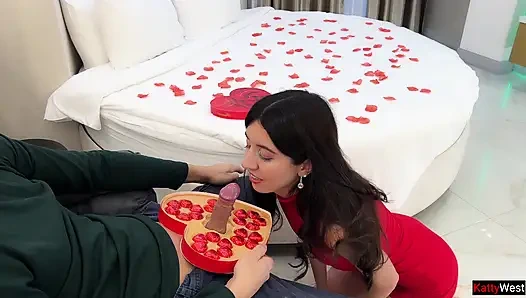 Sinsi üvey erkek kardeş sevgililer günü için üvey kız kardeşine sikini veriyor