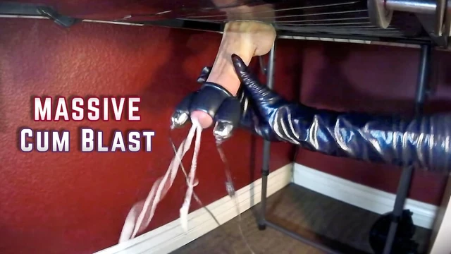 Вибратор на доильном столе не дойкает до оргазма с огромным камшотом