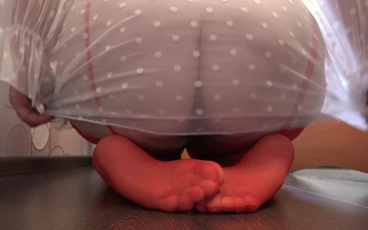 Yan taraftaki kamera, büyük memeli milf'in yapay penisle sikişmesini ve bir video kaydetmesini izliyor. Muhteşem büyük göğüsler.