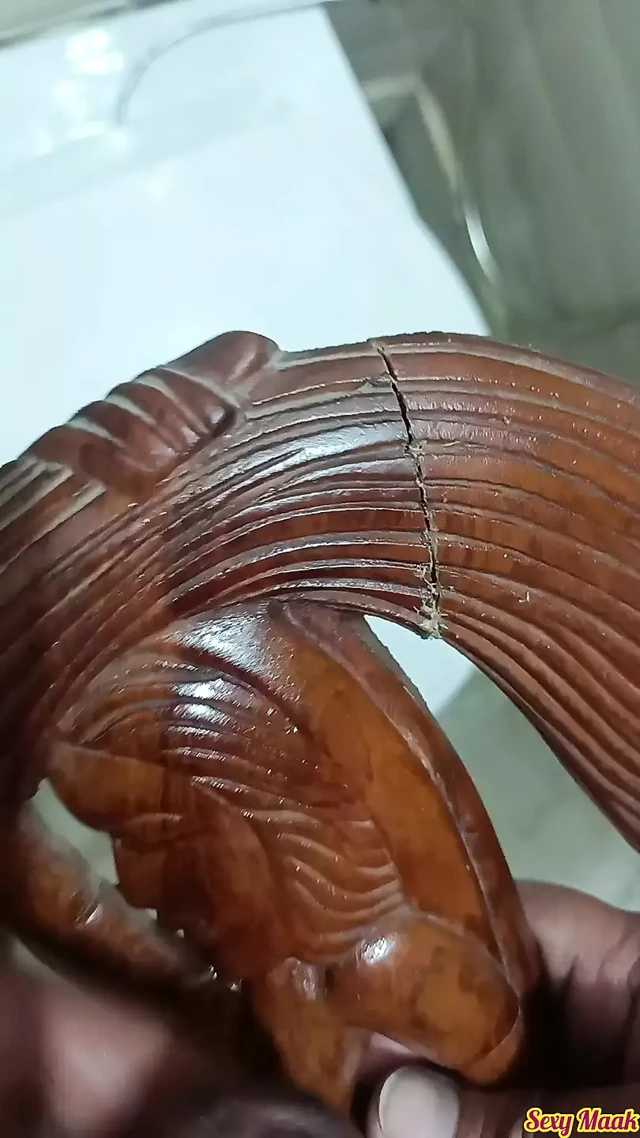 Ahşap seksi heykel büyük göğüslere boşalıyor