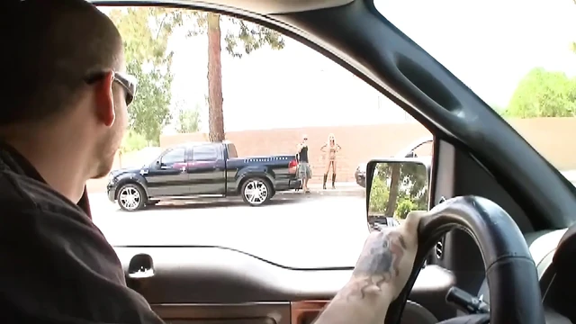 Yığılmış sarışın Tanya James erkeği tarafından sikiliyor