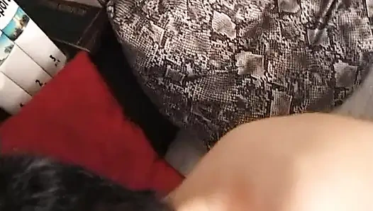 Büyük memeli amatör orta yaşlı seksi sürtük küçük yarak emiyor