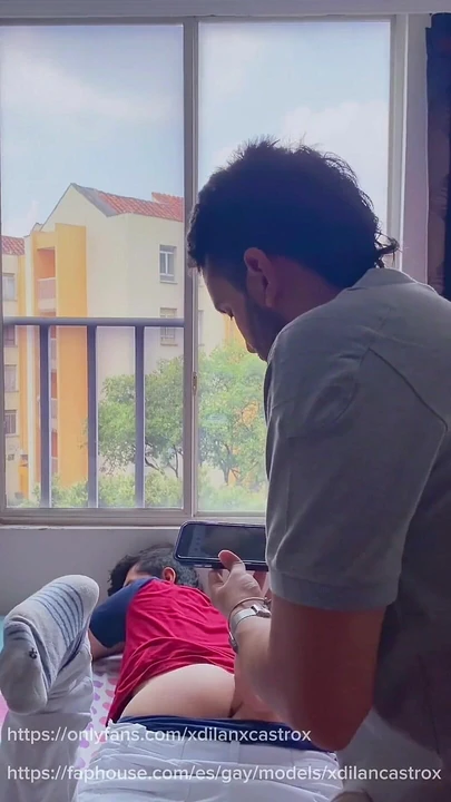 Twink evde yokken heteroseksüel adamı kız arkadaşıyla prezervatifsiz sikiyor