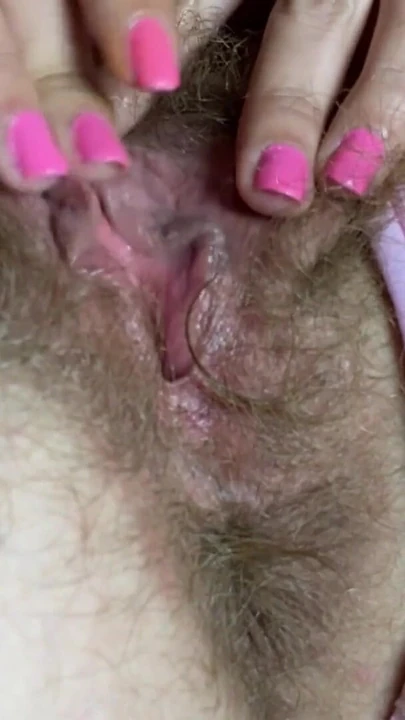 Ключевой момент из "Трение волосатой киски клитором крупным планом с большим оргазмом волосатого очка"