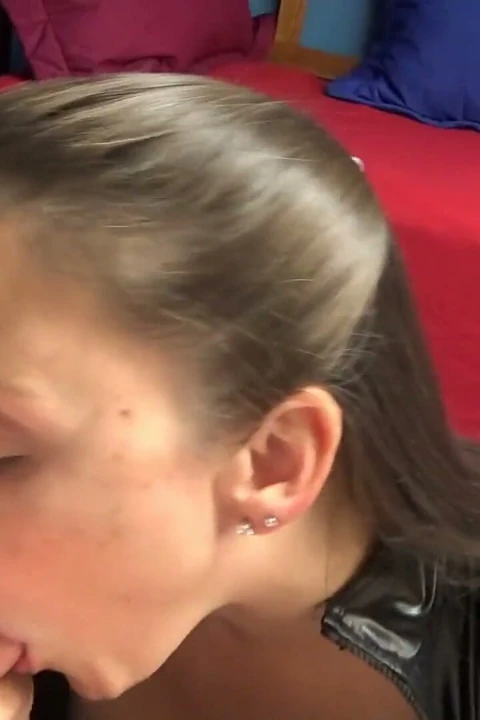 Melanie kedi kıyafeti içinde ve yarak emiyor