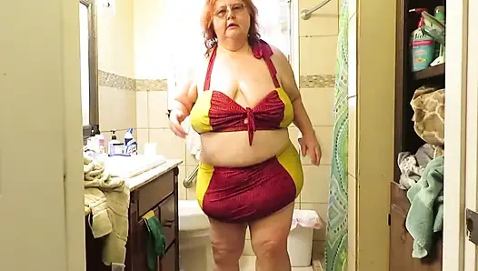 Ateşli terli ıslak naighty hemşire Vicki arabasını yıkadıktan sonra mayoyla soyunuyor!