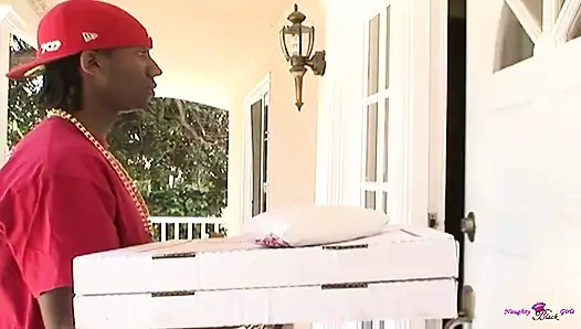 Pizzacı adam siyah orta yaşlı seksi kadın tarafından baştan çıkarılıyor ve sıkı anal sikişiyor.