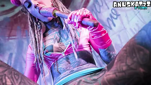 Tam kollu dövmeli koyu gotik hatun dp'nin götünü ve amını tek başına - terli oyuncak sikişiyor ve götten ağza