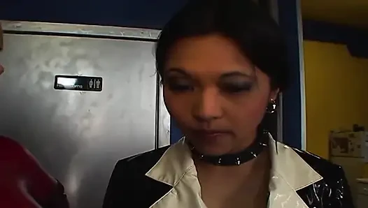 Crystal Mika Tan'ı ısırarak ve göğüslerini sertleştirerek cezalandırıyor!