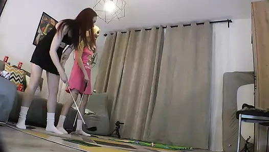 Süper ateşli sevimli seksi sıkı ve azgın kızlar mastürbasyon yarışmasında bir adama mastürbasyon için mini golf oynuyor