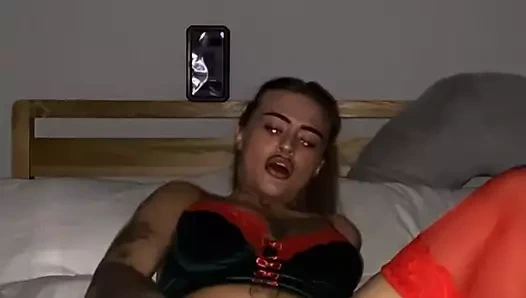 Bu dövmeli gotik genç parmaklarını derine gömerken izle