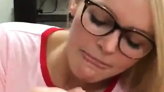 seksi sarışın ile gözlük berbat horoz ve yiyor Cum