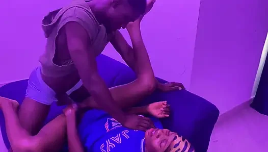 Sıska Üvey Kız Kardeş Amcığını Sikiyor Ve Dölle Dolduruyor