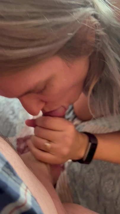 Милфа быстро делает минет бритому члену, показывая декольте в лифчике и трусиках